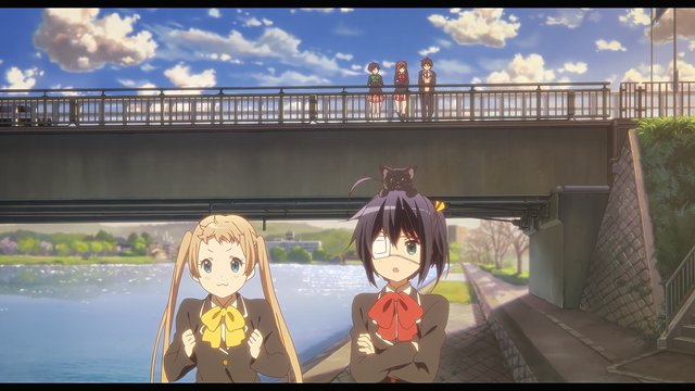 大きな川の橋のほとりで